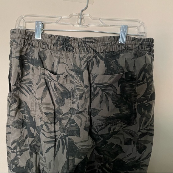 Old Navy Green Leaf Soft Tencel Olive Leaf Printed Pull On Pants - Picture 9 of 10